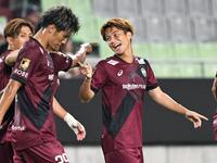 　前半、ゴールを決めて喜ぶ井出（右）