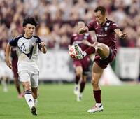 　後半、競り合う神戸・本多（右）と東洋大・高橋輝