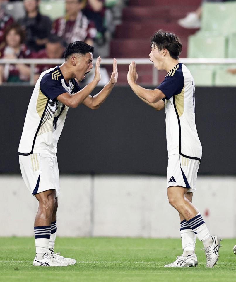 　前半、ゴールを決め、喜ぶ東洋大・湯之前（右）