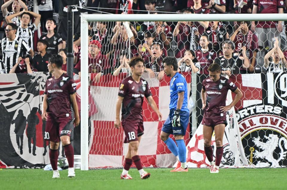 　前半、東洋大に追いつかれ肩を落とすＧＫ新井（右から２人目）ら神戸イレブン