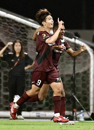 　延長後半終了間際、決勝ゴールを決め、喜ぶ神戸・宮代（９）