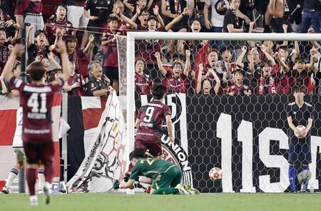 　延長後半終了間際、決勝ゴールを決める神戸・宮代（９）。ＧＫ磐井