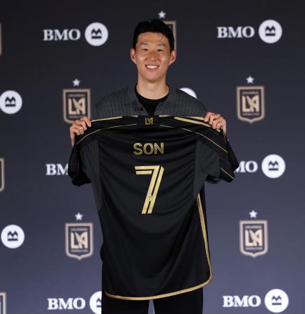 　ロサンゼルスＦＣへの移籍の記者会見で、ユニホームを手にする孫興民＝６日、ロサンゼルス（ゲッティ＝共同）