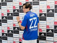 　横須賀市内で入団会見を行った横浜ＭのＤＦ角田涼太朗