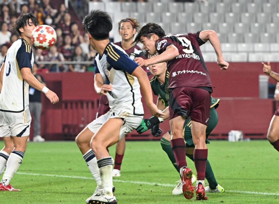 　延長後半、ヘディングシュートを決める神戸の宮代（９）