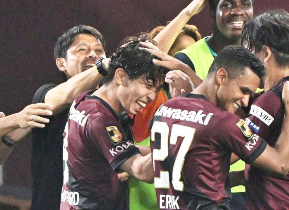 　延長後半、勝ち越しのゴールを決めて喜ぶ神戸の宮代（左から２人目）