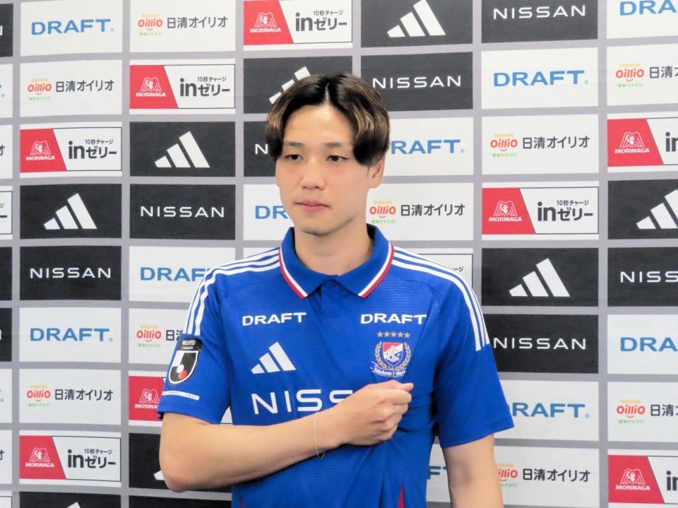 　横須賀市内で入団会見を行った横浜ＭのＤＦ角田涼太朗