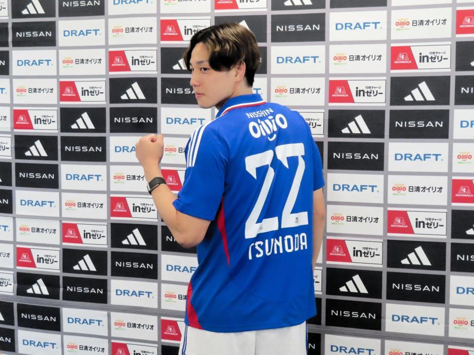 　横須賀市内で入団会見を行った横浜ＭのＤＦ角田涼太朗