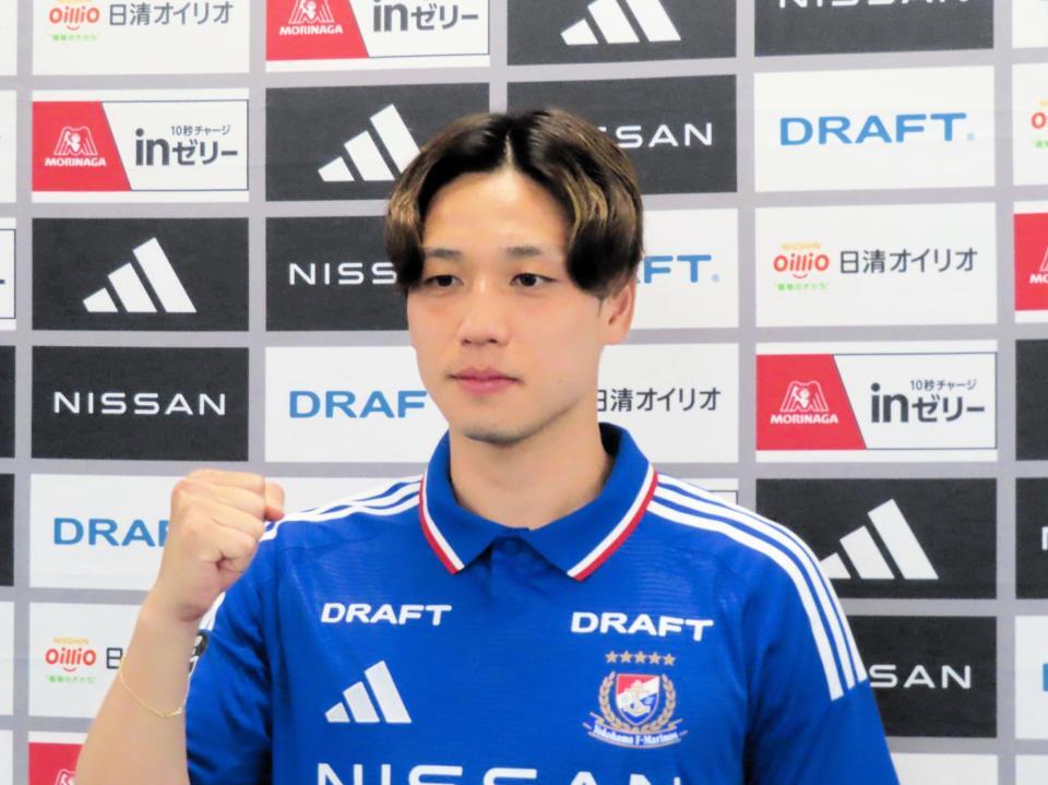 　横須賀市内で入団会見を行った横浜ＭのＤＦ角田涼太朗