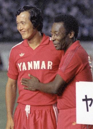 　１９８４年８月、引退試合を終えペレさん（右）からねぎらいを受ける釜本邦茂選手＝国立競技場