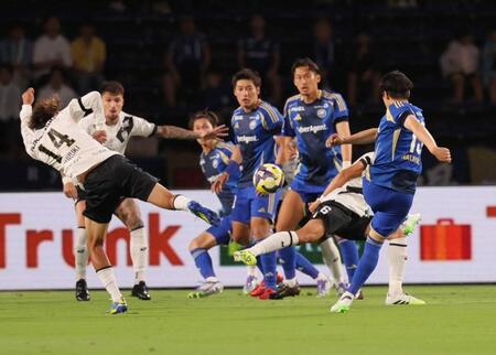 　前半、先制ゴールを決める町田・中山雄太（右端）＝撮影・棚橋慶太