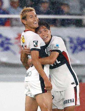 　ＦＣ東京-鹿島　後半、決勝ゴールを決め、祝福される鹿島・田川（左）＝味スタ