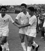 　アルゼンチンに逆転勝ちした日本　左から宮本輝紀、釜本邦茂、川淵三郎＝１９６４年１０月１４日、駒沢競技場