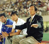 　松下電器サッカー部監督として初采配をふるう釜本邦茂さん＝９１年８月１３日、西京極