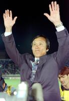 　Ｊリーグでの初勝利を挙げ、ファンの声援に応えるＧ大坂・釜本監督＝９３年５月１６日、万博記念競技場
