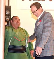 　釜本邦茂氏（右）から祝福される貴景勝＝２０１９年