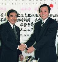 　当選を決め河野洋平自民党総裁（左）と握手する釜本邦茂氏＝１９９５年