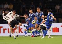 　前半、先制ゴールを決める町田・中山雄太（右端）＝撮影・棚橋慶太