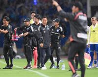 　前半、相馬の追加点に喜ぶ町田・黒田監督（中央）