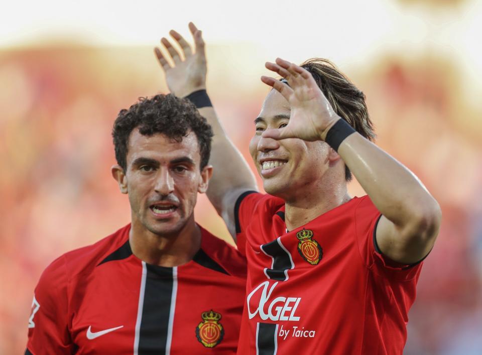 　得点後に笑顔でジャガーポーズをする浅野