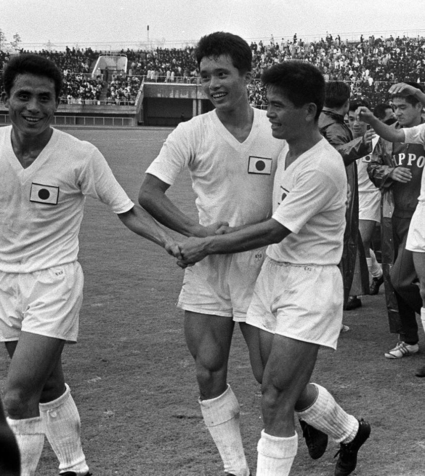 　アルゼンチンに逆転勝ちした日本　左から宮本輝紀、釜本邦茂、川淵三郎＝１９６４年１０月１４日、駒沢競技場
