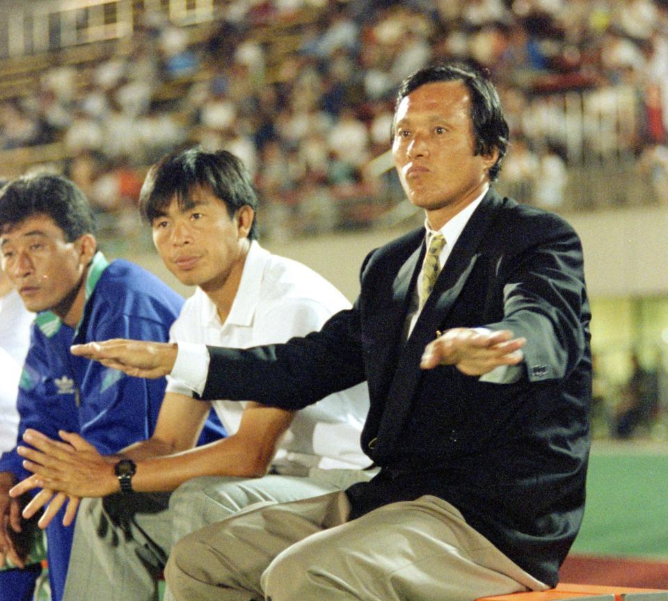 　松下電器サッカー部監督として初采配をふるう釜本邦茂さん＝９１年８月１３日、西京極