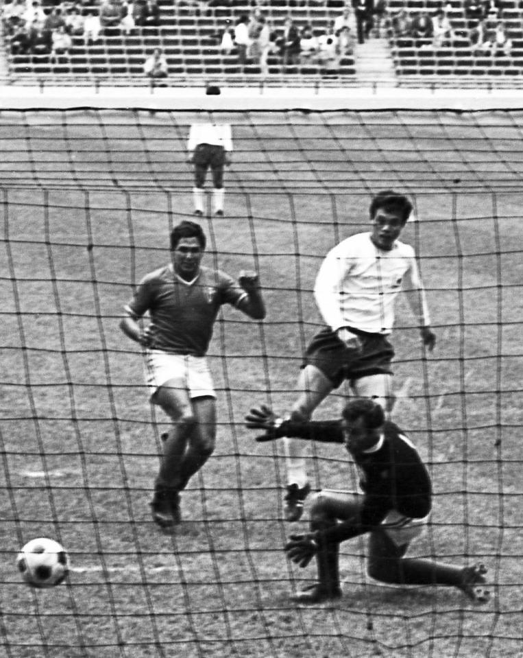　メキシコ五輪サッカー３位決定戦で、先制点を挙げた釜本邦茂（後方右）＝１９６８年、アステカ競技場（共同）