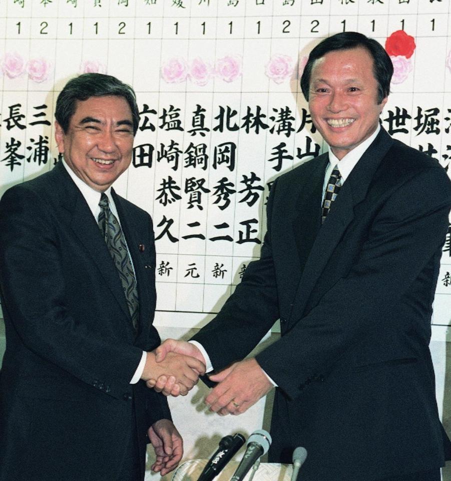 　当選を決め河野洋平自民党総裁（左）と握手する釜本邦茂氏＝１９９５年