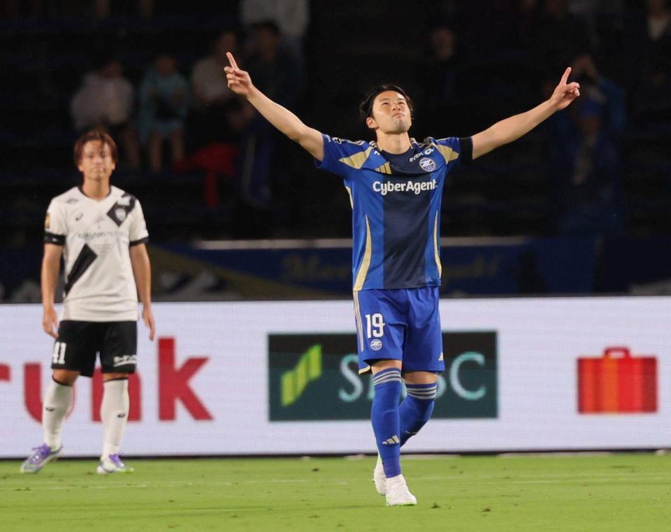 　前半、先制ゴールを決め両手を広げる町田・中山雄太（右）＝撮影・棚橋慶太