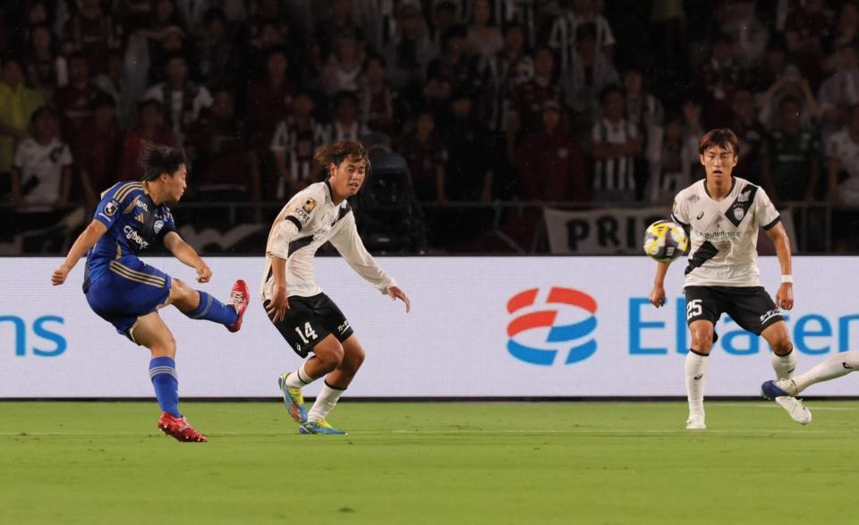 　前半、ゴールを決める町田・相馬勇紀（左）＝撮影・棚橋慶太