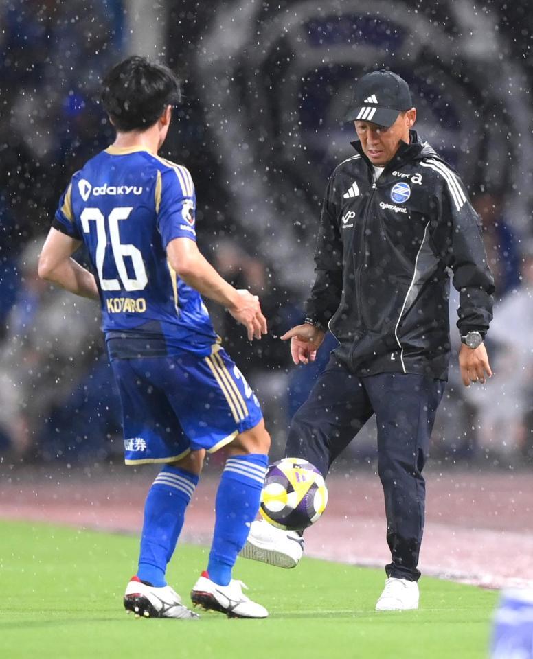 　前半、ピッチ外に出たボールを足でコントロールし、林（左）に渡す町田・黒田監督