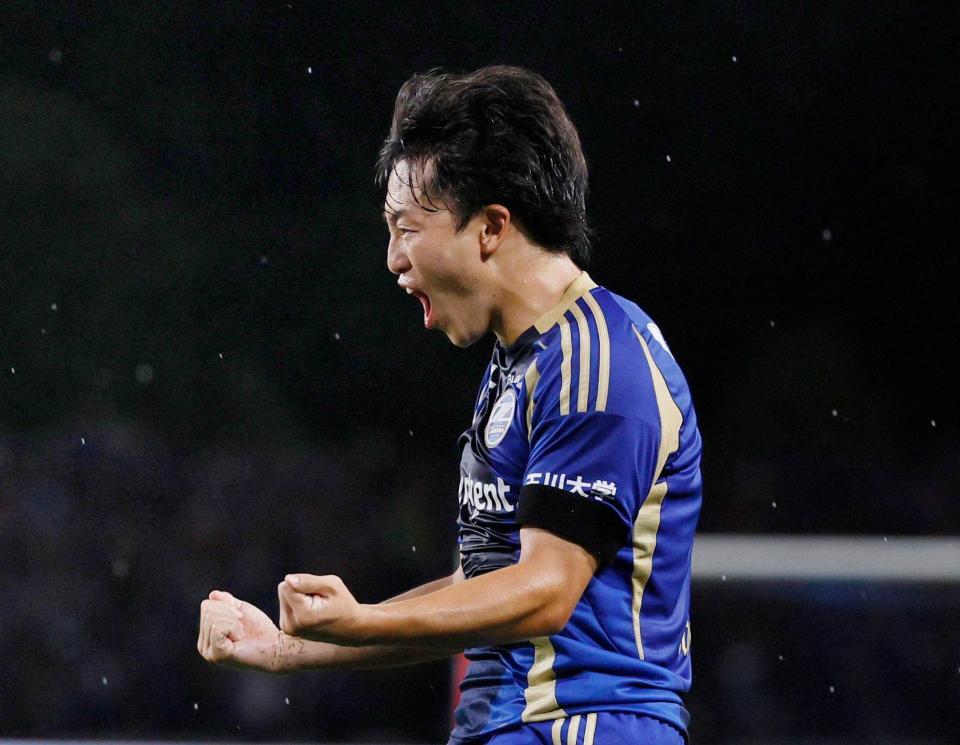 　前半、チーム２点目のゴールを決め喜ぶ町田・相馬