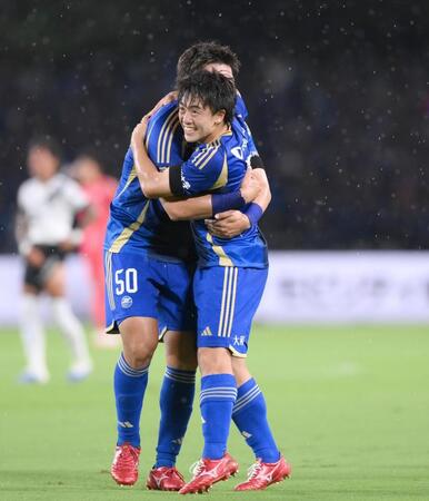 　前半、追加点を挙げ、抱き合って喜ぶ町田・相馬