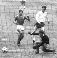 　６８年１０月、メキシコ五輪サッカー３位決定戦のメキシコ戦で、先制点を決める釜本（後方右）（共同）