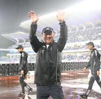 　神戸に勝利しサポーターの声援に応える町田・黒田剛監督（撮影・棚橋慶太）