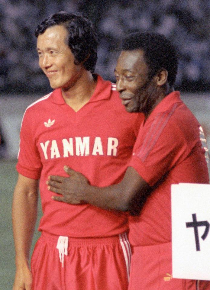 　８４年８月、引退試合を終えペレさん（右）からねぎらいを受ける＝国立競技場