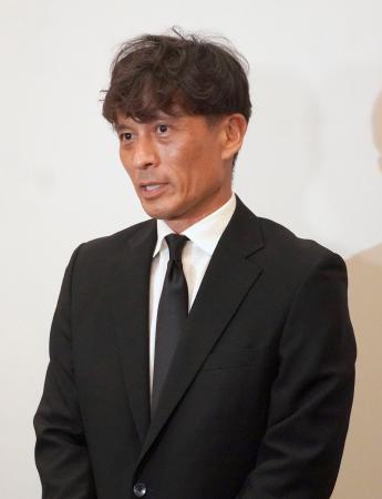 　弔問を終え、釜本邦茂さんについて語る日本サッカー協会の宮本恒靖会長＝１２日夕、大阪府内