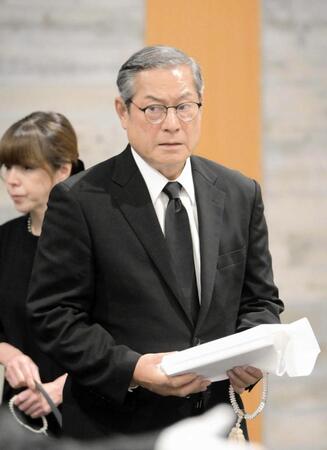 　弔問に訪れた松平健