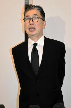 　通夜の後、会見に応じる喪主で長男の釜本達生氏