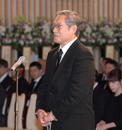 　釜本邦茂さんの葬儀告別式で弔辞を述べる松平健