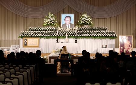 　大阪府吹田市で営まれた釜本邦茂さんの葬儀・告別式＝１３日午後