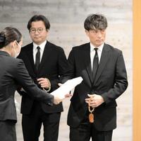 　釜本邦茂さんの通夜に訪れた宮本恒靖日本サッカー協会会長（右）と野々村芳和Ｊリーグチェアマン