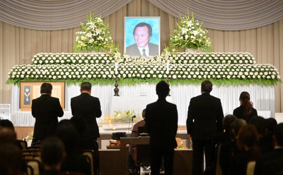 　しめやかに営まれた釜本邦茂さんの通夜（撮影・金居みつよし）