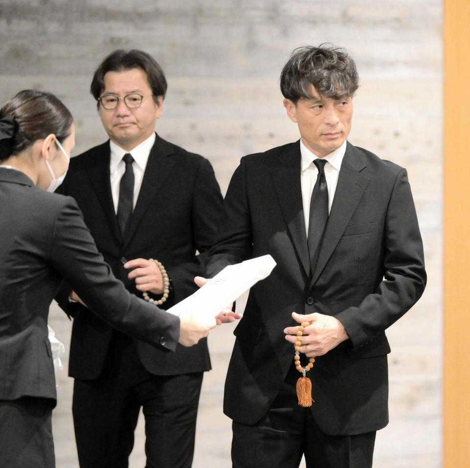 　釜本邦茂さんの通夜に訪れた宮本恒靖日本サッカー協会会長（右）と野々村芳和Ｊリーグチェアマン