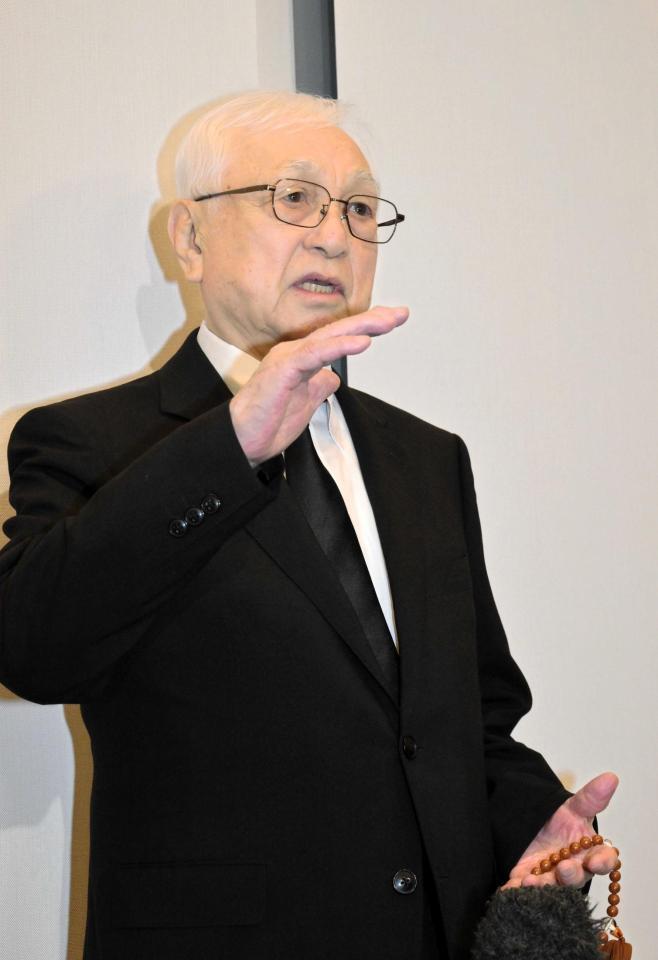 　釜本邦茂氏の通夜の後、取材に応じる鬼武健二元チェアマン
