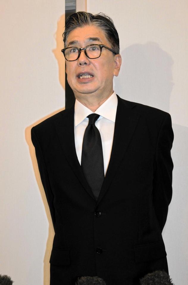 　通夜の後、会見に応じる喪主で長男の釜本達生氏