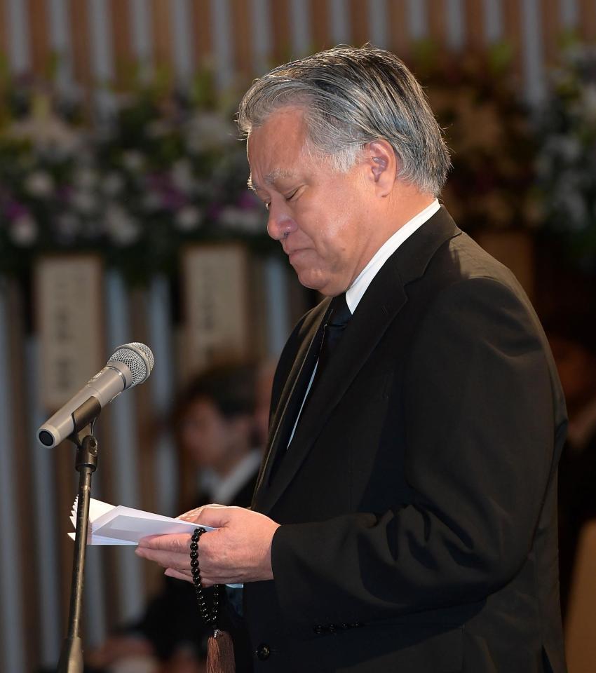 　釜本邦茂さんの葬儀告別式で弔辞を述べる田嶋幸三氏