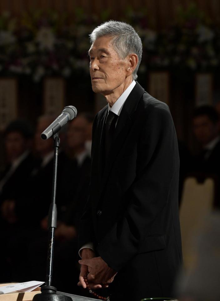 　釜本邦茂さんの葬儀告別式で弔辞を述べる横山謙三氏