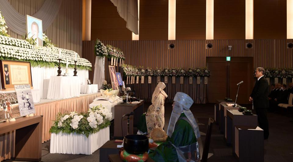 　釜本邦茂さんの葬儀告別式で弔辞を述べる松平健