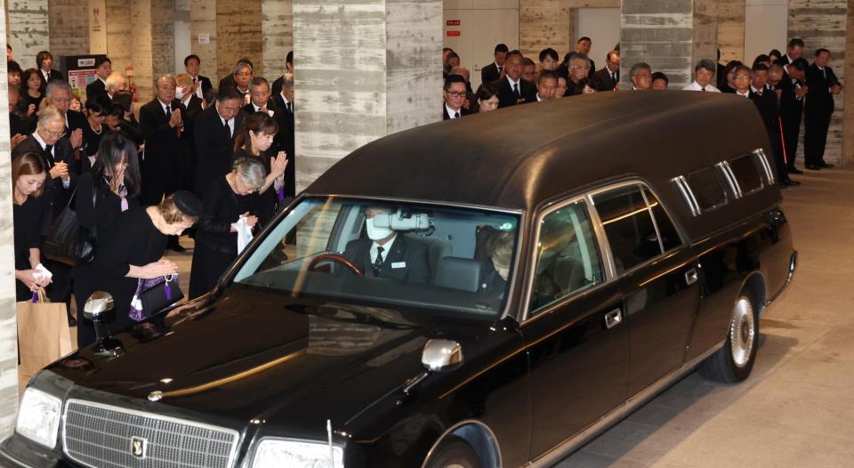 　釜本邦茂さんの柩を乗せた霊柩車が多くの関係者に見送られる（撮影・中田匡峻）